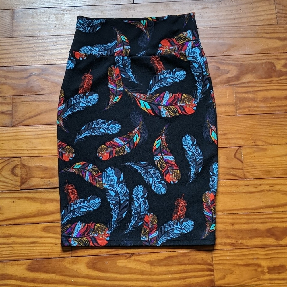 LuLaRoe Cassie black feather print pencil skirt